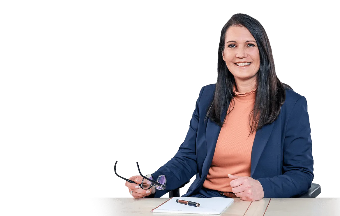 Portrait Bild von Hinz Beiren am Schreibtisch mit Brille in der Hand